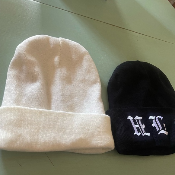 White beanie - Picture 2 of 3